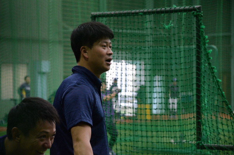 選手の練習を見守るヤマハのマネジャー、伊藤直輝さん=奈良県生駒市の近畿大生駒総合グラウンドで2019年10月29日午後3時15分、大谷和佳子撮影