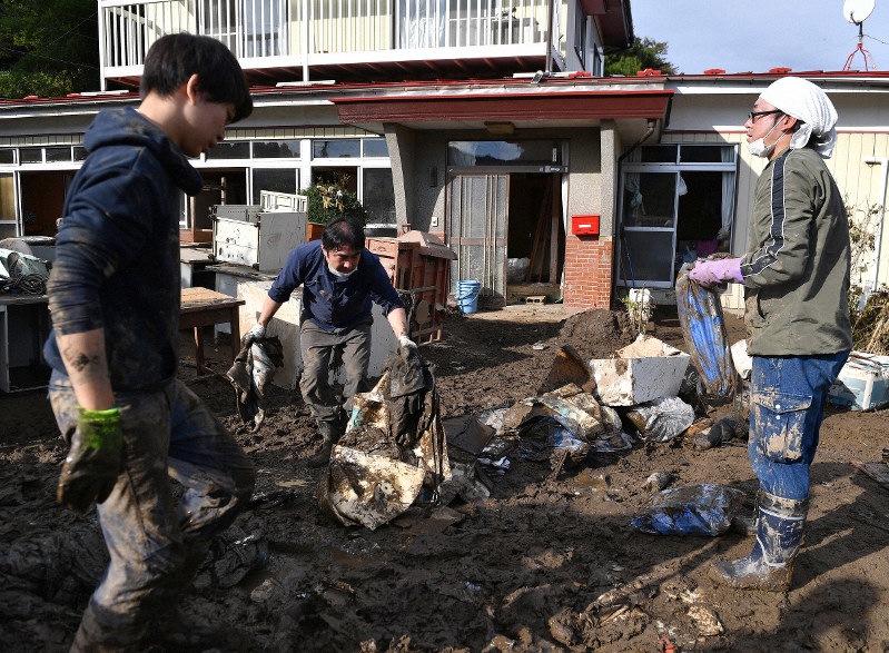 被災住宅の片付けを手伝うボランティア=宮城県丸森町で2019年10月20日、猪飼健史撮影