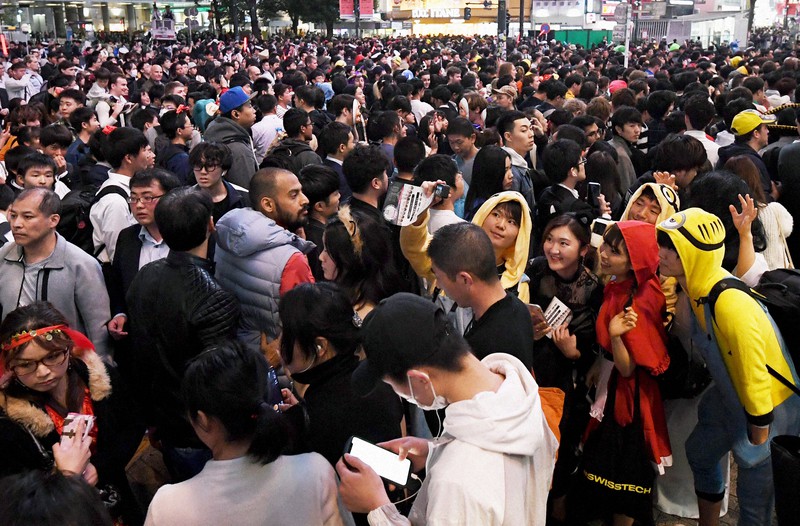 ハロウィーンの当日を迎え、大勢の人たちでにぎわう渋谷駅前＝東京都渋谷区で2019年10月31日午後7時57分、滝川大貴撮影