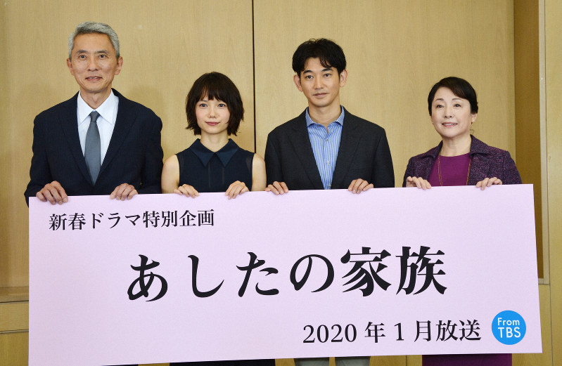 宮崎あおいさんと松坂慶子さん 仲良き 母娘 で演技 ドラマ あしたの家族 会見 毎日新聞