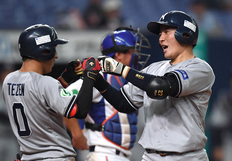【日本通運-NTT東日本】五回表日本通運1死一塁、左越え2点本塁打を放ち喜ぶ木南(右)=京セラドーム大阪で2019年10月31日、久保玲撮影