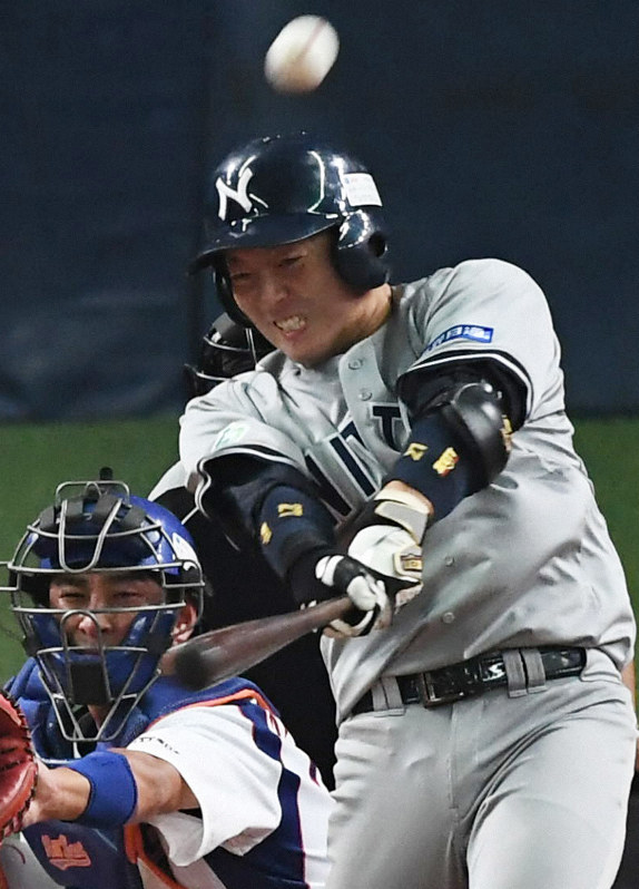 【日本通運-NTT東日本】五回表日本通運1死一塁、木南が左越え2点本塁打を放つ(捕手・高橋)=京セラドーム大阪で2019年10月31日、山田尚弘撮影