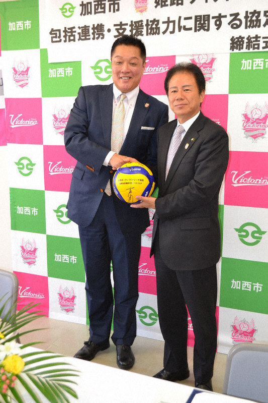 締結式で西村和平・加西市長(右)にサインボールを手渡す姫路ヴィクトリーナの眞鍋政義オーナー=加西市役所で、広田正人撮影