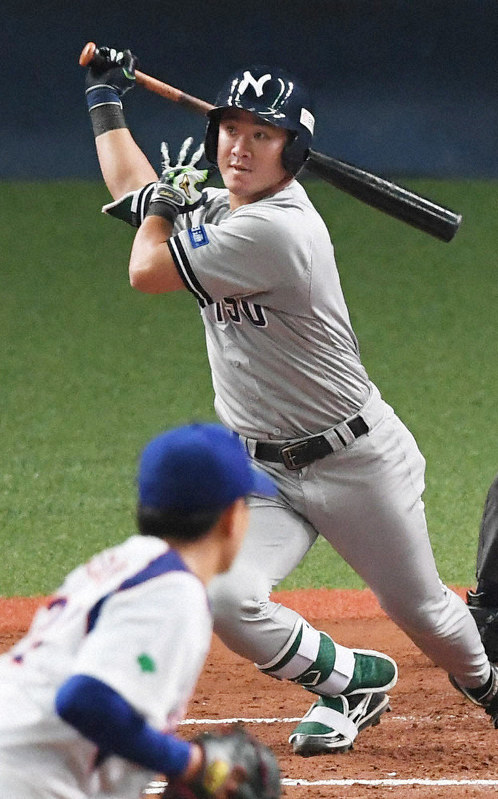 【日本通運-NTT東日本】一回表日本通運1死一、三塁、稲垣が右翼線適時二塁打を放つ(投手・佐々木)=山田尚弘撮影