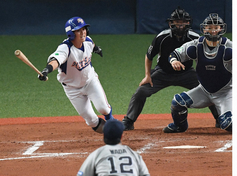 【日本通運-NTT東日本】六回裏NTT東日本無死、上川畑が内野安打を放つ=京セラドーム大阪で、山田尚弘撮影