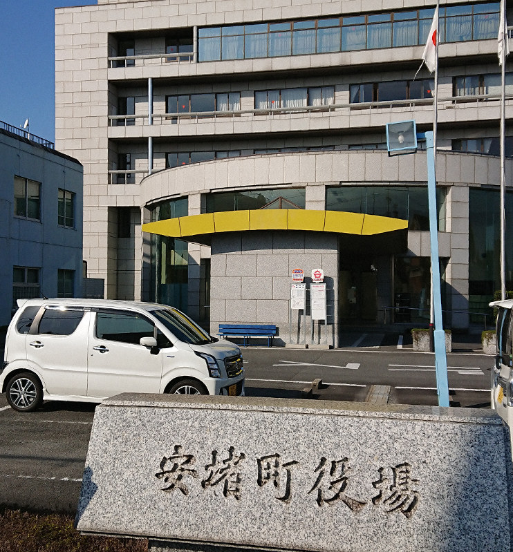 安堵町役場=2019年11月1日午後2時9分、熊谷仁志撮影