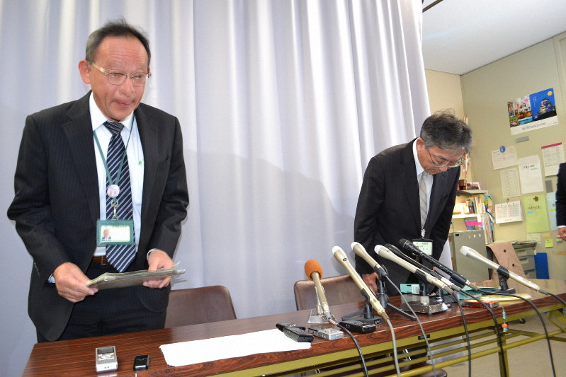 小学校教員による暴言などについて陳謝する中川靖敏・姫路市教育委員会学校教育部長(左)ら=同市役所で2019年11月1日午後2時39分、広田正人撮影