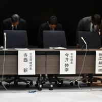 大腸がん検診で誤った検診結果を知らせたことを謝罪する区職員ら＝東京都足立区で、2019年11月1日、川上珠実撮影