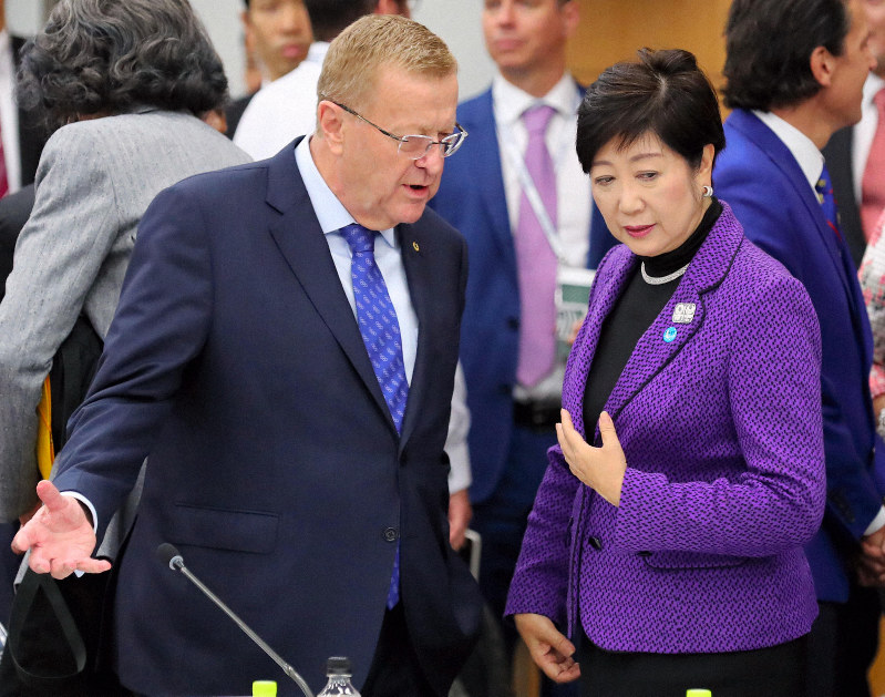 4者協議の前に言葉を交わすIOCのジョン・コーツ調整委員長(左)と東京都の小池百合子知事=東京都中央区で2019年11月1日正午(代表撮影)
