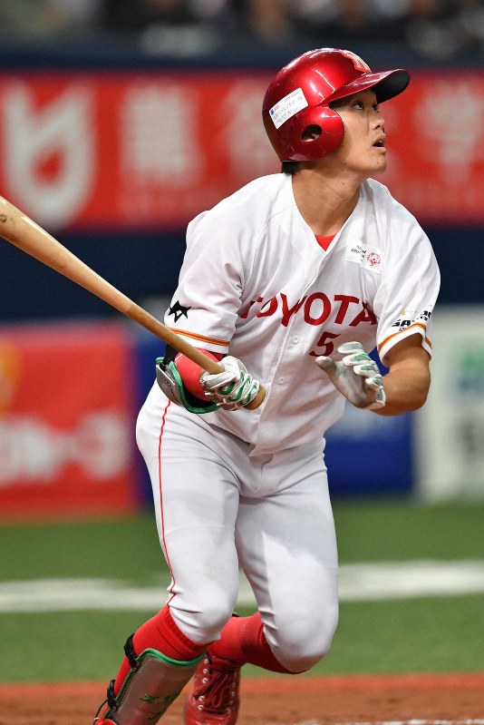 【三菱日立パワーシステムズ-トヨタ自動車】五回裏トヨタ自動車2死一塁、河原が右越え適時二塁打を放つ=京セラドーム大阪で2019年11月1日、山田尚弘撮影