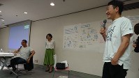 社員の育休取得について語るメルカリの小泉文明会長（左）と司会の堀潤さん（右）＝東京都千代田区で2019年10月22日午前10時35分、塩田彩撮影