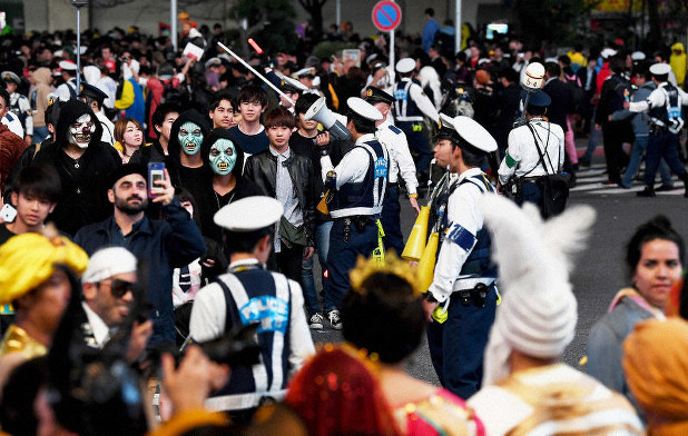 a-walk-through-new-high-alert-halloween-in-tokyo-s-shibuya-more-rules