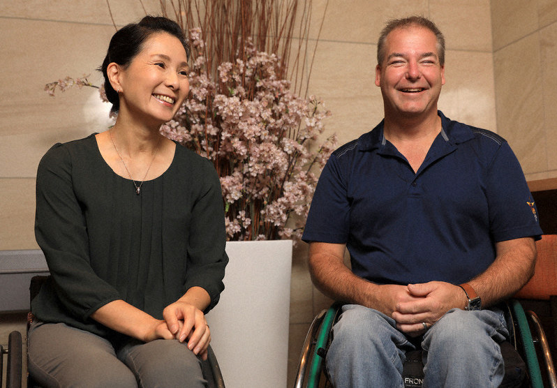 インタビューに答えるトッド・ニコルソンさん(右)とマセソン美季さん=東京都港区で2019年10月4日、梅村直承撮影