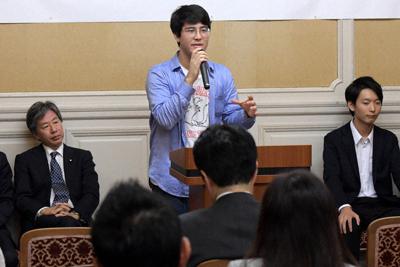 大学入学共通テストで導入される英語民間試験の延期を求める野党の集会であいさつする現役の高校生（中央）＝国会内で１日、川田雅浩撮影