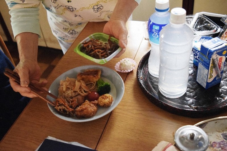 要介護者の自宅を訪問し、昼食と夕食2食分を用意するヘルパー=神奈川県内で