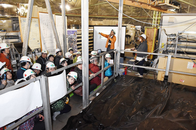 スーパーカミオカンデ一般公開 科学ファンら300人が見学 岐阜 飛驒 毎日新聞