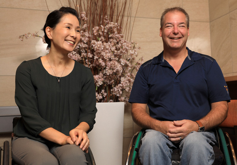 インタビューに答えるトッド・ニコルソンさん(右)とマセソン美季さん=東京都港区で2019年10月4日、梅村直承撮影