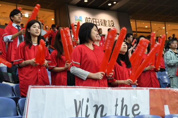 今時の野球応援グッズ チームあれこれ趣向凝らし 社会人野球日本選手権 毎日新聞