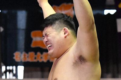 優勝し喜ぶ日体大の中村＝堺市大浜公園相撲場で2019年11月2日、猪飼健史撮影