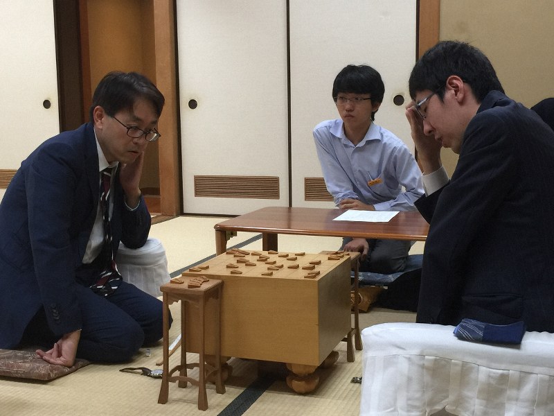 王将戦リーグの対局を終え、初手から対局を振り返る広瀬章人竜王(右)と羽生善治九段=東京都渋谷区の将棋会館で2019年11月1日午後6時18分、丸山進撮影