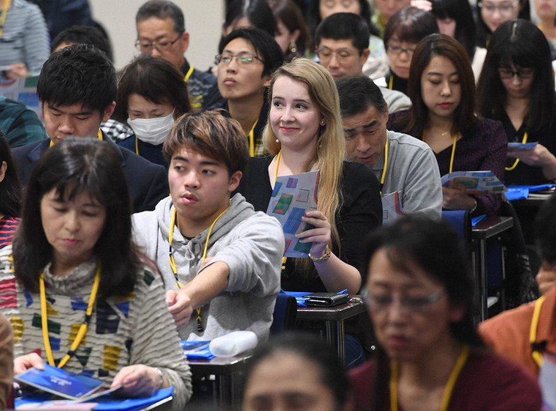 東京五輪の大会ボランティアの研修をする参加者=札幌市中央区で2019年11月2日、竹内幹撮影