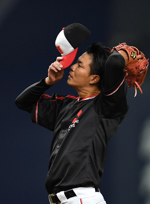 【三菱自動車岡崎-大阪ガス】一回裏大阪ガス2死一、二塁、古川に右前適時打を打たれ、汗を拭う三菱自動車岡崎の先発・仲井=京セラドーム大阪で2019年11月3日、久保玲撮影