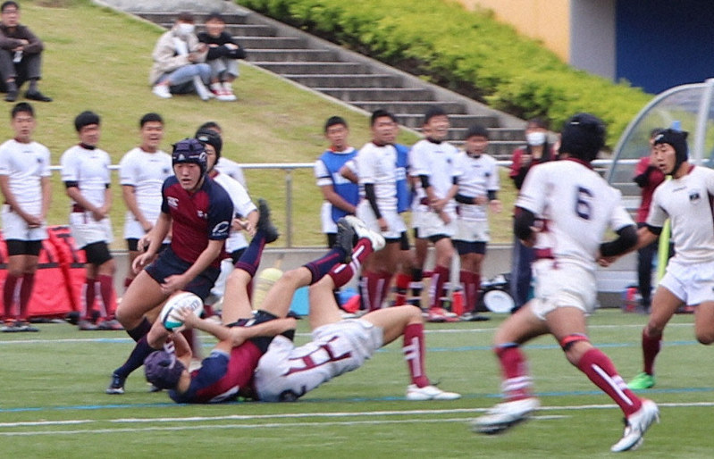 【若狭-敦賀工】後半21分、試合の均衡を破った若狭のHB内方慶選手(手前)とFW師田英旺選手のプレー=福井県おおい町の町総合運動公園球技場で、高橋一隆撮影