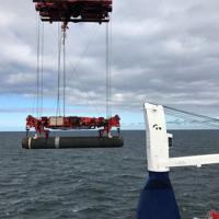 海底パイプライン「ノルド・ストリーム２」の建設のため、海中に下ろされるパイプ＝バルト海で９月、ロイター