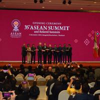 セレモニーで腕を交差させてＡＳＥＡＮ式の握手をする加盟国の首脳＝バンコク近郊で２０１９年１１月３日、高木香奈撮影