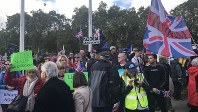 「10月31日に離脱しよう」などと書かれたボードを持つ離脱派市民＝ロンドンで10月19日、横山三加子撮影