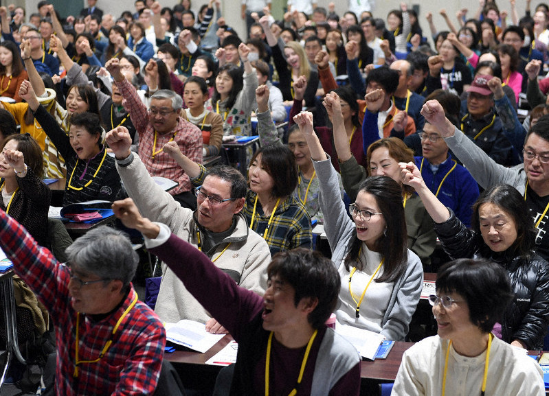 東京五輪の大会ボランティアの研修で気勢を上げる参加者=札幌市中央区で、竹内幹撮影