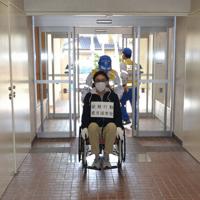 水木交流センターで行われた避難行動要支援者の避難訓練。車椅子の両脇にある二重の防護扉を閉め忘れるミスがあった＝茨城県日立市水木町で