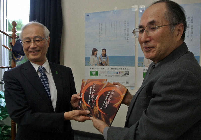 「臓器移植について関心を深めて」と呼びかける池田充会長(左)と向井嘉之さん=富山市下飯野のNPO法人富山県腎友会で、青山郁子撮影