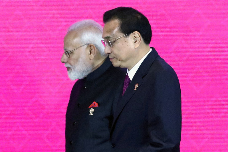 RCEP首脳会議に出席するインドのモディ首相(奥)と、中国の李克強首相=タイで4日、ロイター