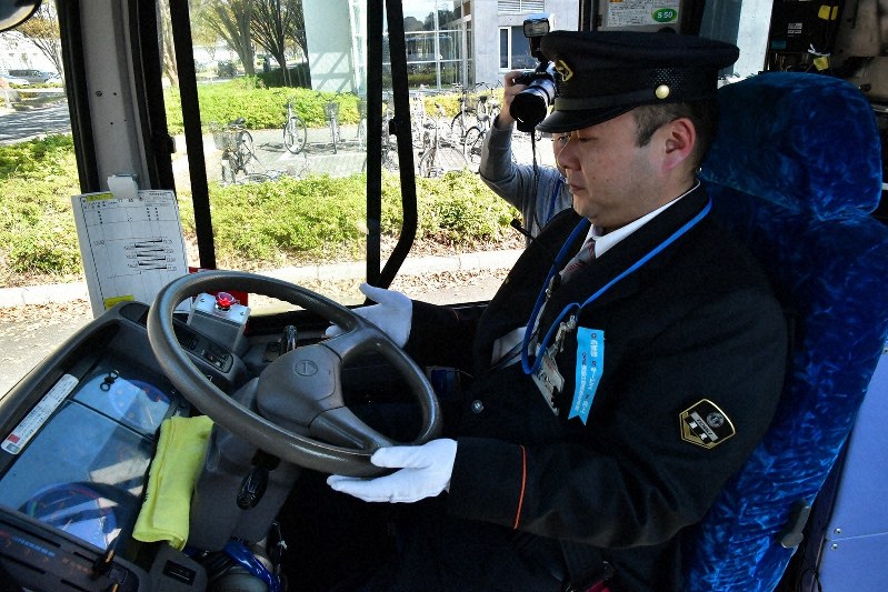 自動運転時、運転手はハンドルに手を軽く触れるだけ=千葉県柏市で、橋本利昭撮影