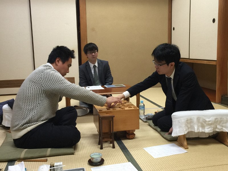 王将戦リーグでの対局を終え、感想戦で振り返る豊島将之名人(右)と三浦弘行九段=東京都渋谷区の将棋会館で2019年11月4日午後5時53分、丸山進撮影