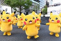 A pack of Pikachus appear in the 