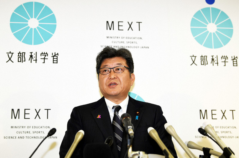 大学入学共通テストの英語民間試験導入見送りに関する記者会見で質問に答える萩生田光一文部科学相=東京都千代田区で2019年11月1日、滝川大貴撮影