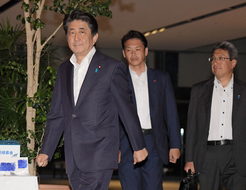 韓国が日韓軍事情報包括保護協定(GSOMIA)の破棄を決定したことについて記者団の問いかけに答えず首相官邸を後にする安倍晋三首相(左端)=2019年8月22日午後6時28分、川田雅浩撮影