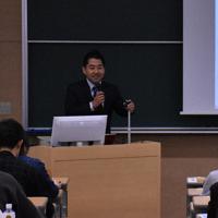 講演する頼藤貴志教授＝新潟市中央区水道町の新潟青陵大学で