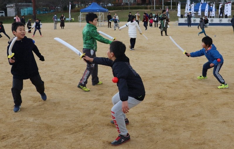 2018年の大会でチャンバラ合戦を楽しむ子どもたち=高取町で、藤原弘撮影