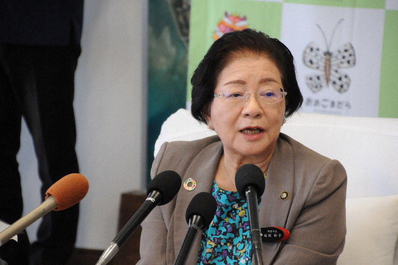 首里城再建への多額の寄付に謝意を述べる城間幹子・那覇市長=那覇市役所で2019年11月6日午後1時52分、遠藤孝康撮影