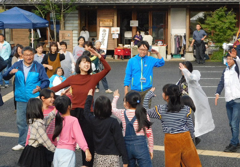 「こうのとり音頭」を継承した子どもたちとともに、イベントで市民に踊りを披露する千代その子さん(中央)=兵庫県豊岡市城崎町今津で2019年10月27日午後2時32分、村瀬達男撮影