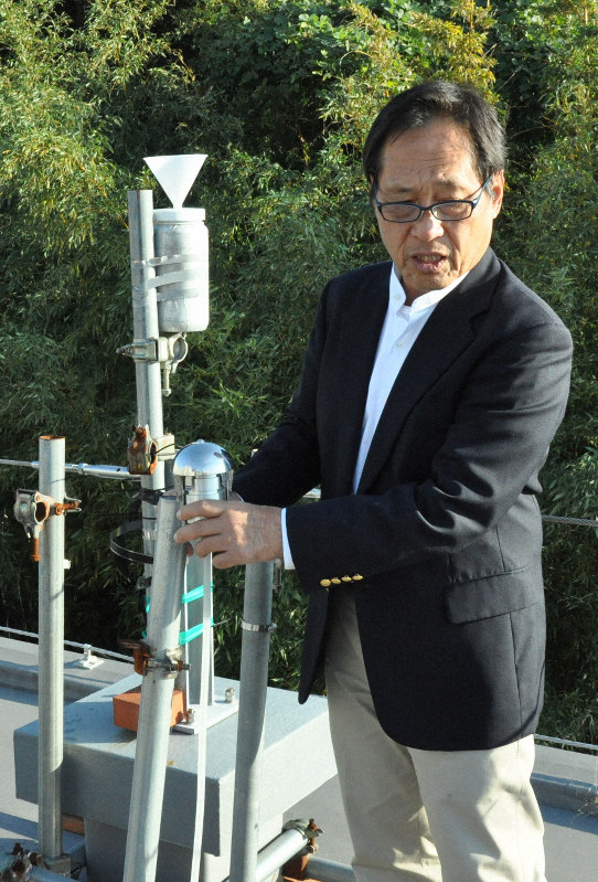 福岡工業大の屋上で大気を採取する装置の説明をする永淵修客員教授=福岡市東区和白東の福岡工業大で2019年11月6日午後3時44分、杣谷健太撮影