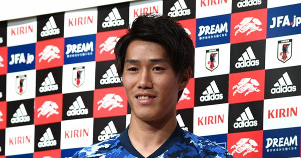 サッカー日本代表 新ユニホーム発表 テーマは 日本晴れ 5色の青で表現 毎日新聞