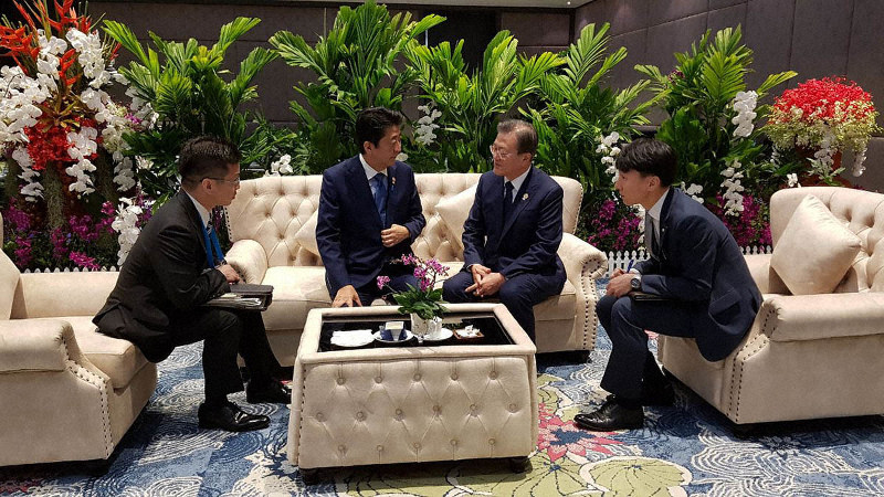 ASEAN首脳会談に先立ち、ホテルの一角で懇談する安倍晋三首相(左から2人目)と文在寅大統領(同3人目)=2019年11月14日、韓国大統領府提供