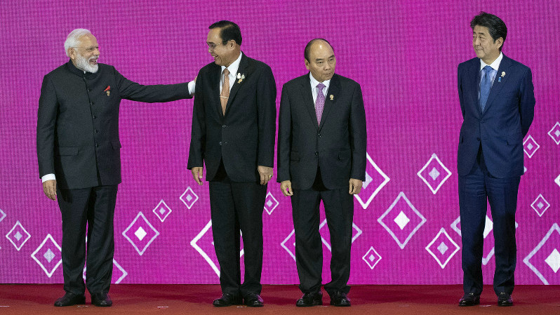 RCEP首脳会議の記念撮影で並ぶインドのモディ首相(左端)と安倍首相(右端)ら各国首脳=タイ・バンコク近郊で11月4日、AP