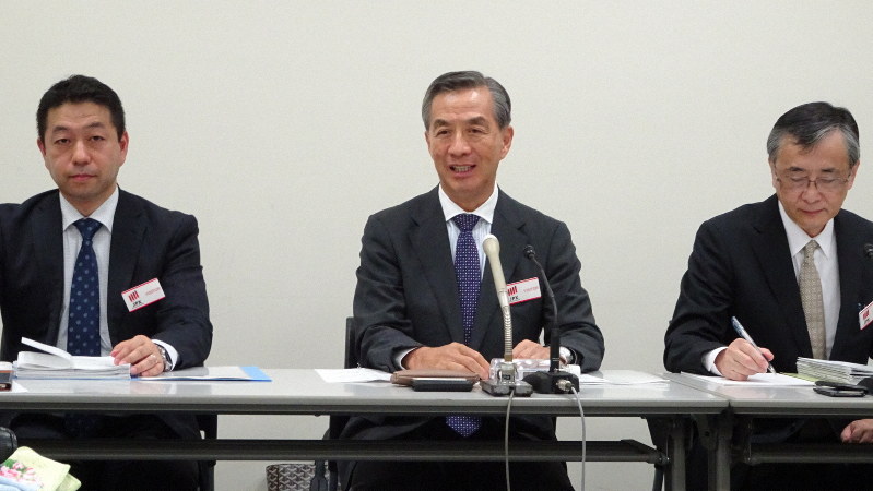 スルガ銀行への出資の狙いを説明する野島広司・ノジマ社長(中央)=東京都中央区の東京証券取引所で2019年10月31日、今沢真撮影