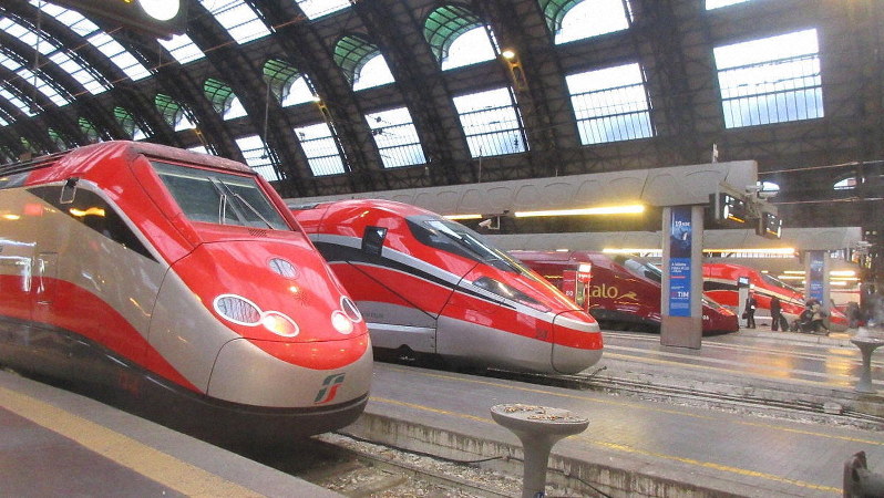 ミラノ中央駅に並ぶ特急列車。フェラーリの故郷だけのことはあるデザイン(写真は筆者撮影)