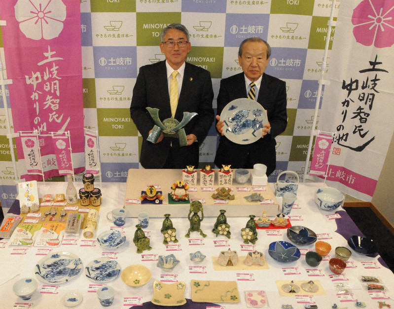 新たに開発した美濃焼グッズなどを紹介する土岐市観光協会の土本大会長(右)と加藤淳司市長=岐阜県土岐市役所で